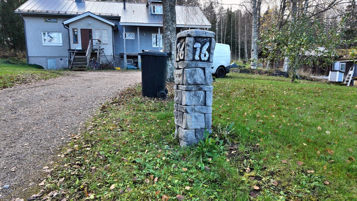 Portintolppa pihatien vieressä, taustalla talo